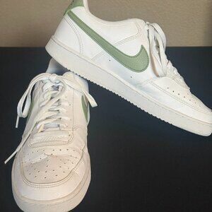 Nike Ladies tennis shoes Size.8